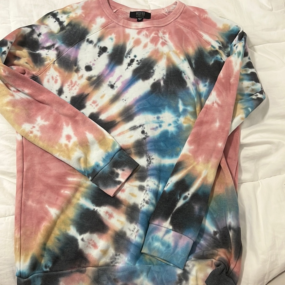 tie dye sweatshirt. rarely worn. no rips or holes. great condition